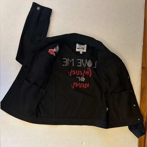 The Edit by Seventeen Love Me black jean jacket w/embroidered flowers Sz-M. W11 - Picture 9 of 14